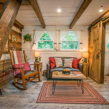 Cozy Cabin Little Red Hen 12 Min To Magnolia ウェーコ エクステリア 写真