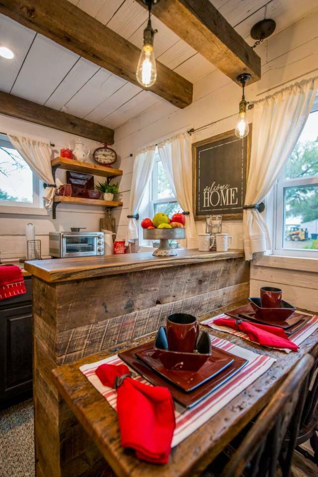 Cozy Cabin Little Red Hen 12 Min To Magnolia ウェーコ エクステリア 写真