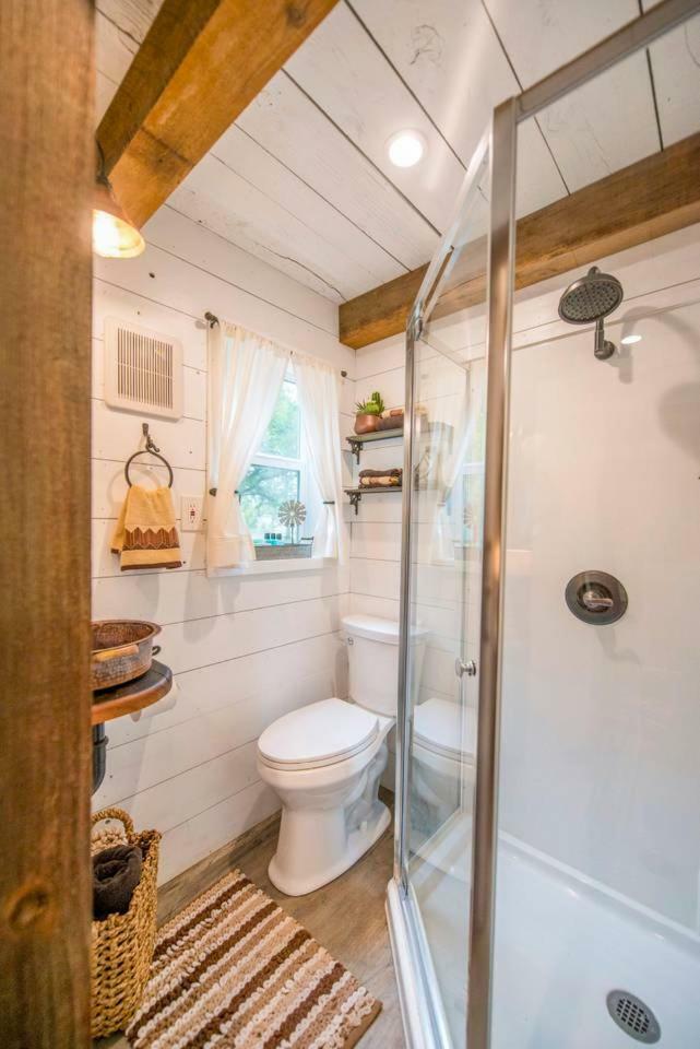 Cozy Cabin Little Red Hen 12 Min To Magnolia ウェーコ エクステリア 写真