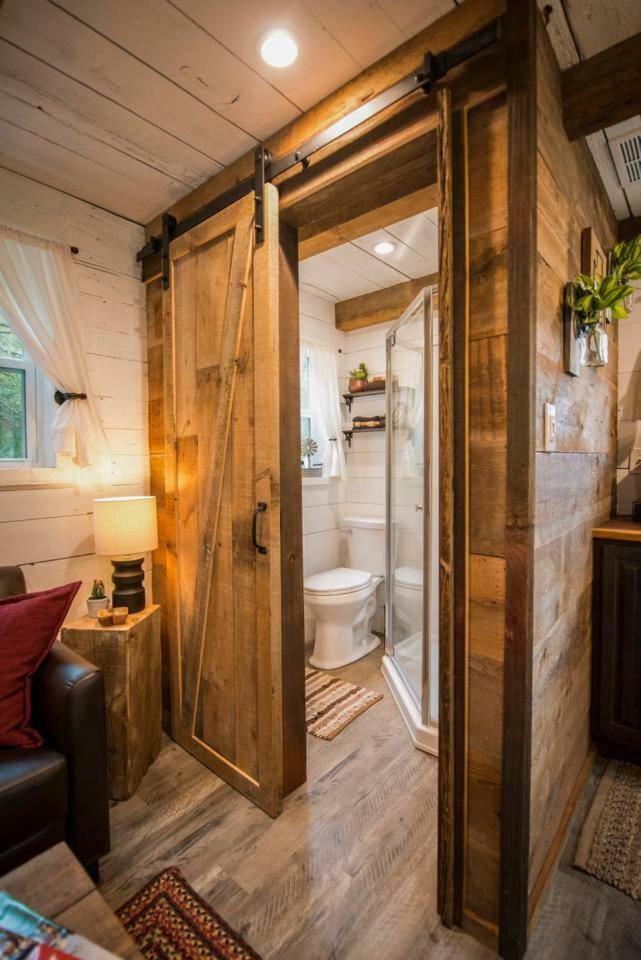 Cozy Cabin Little Red Hen 12 Min To Magnolia ウェーコ エクステリア 写真