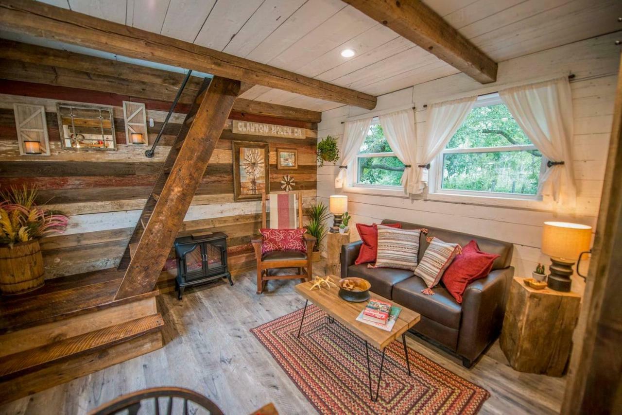 Cozy Cabin Little Red Hen 12 Min To Magnolia ウェーコ エクステリア 写真