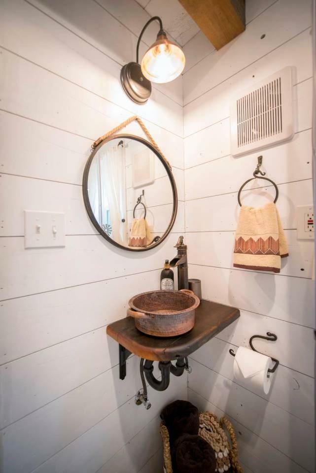 Cozy Cabin Little Red Hen 12 Min To Magnolia ウェーコ エクステリア 写真