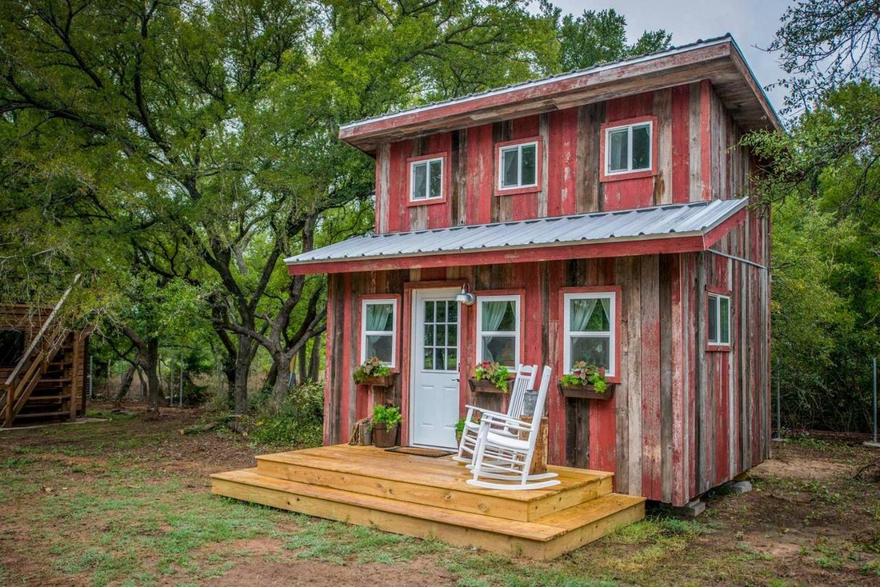 Cozy Cabin Little Red Hen 12 Min To Magnolia ウェーコ エクステリア 写真