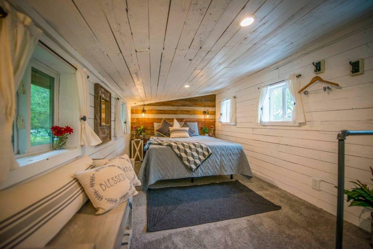 Cozy Cabin Little Red Hen 12 Min To Magnolia ウェーコ エクステリア 写真