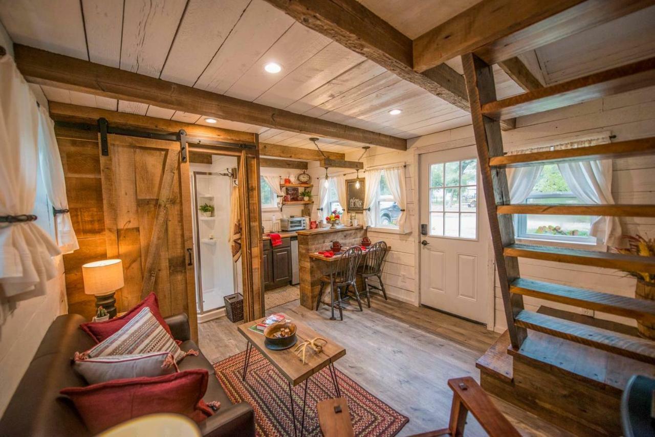 Cozy Cabin Little Red Hen 12 Min To Magnolia ウェーコ エクステリア 写真