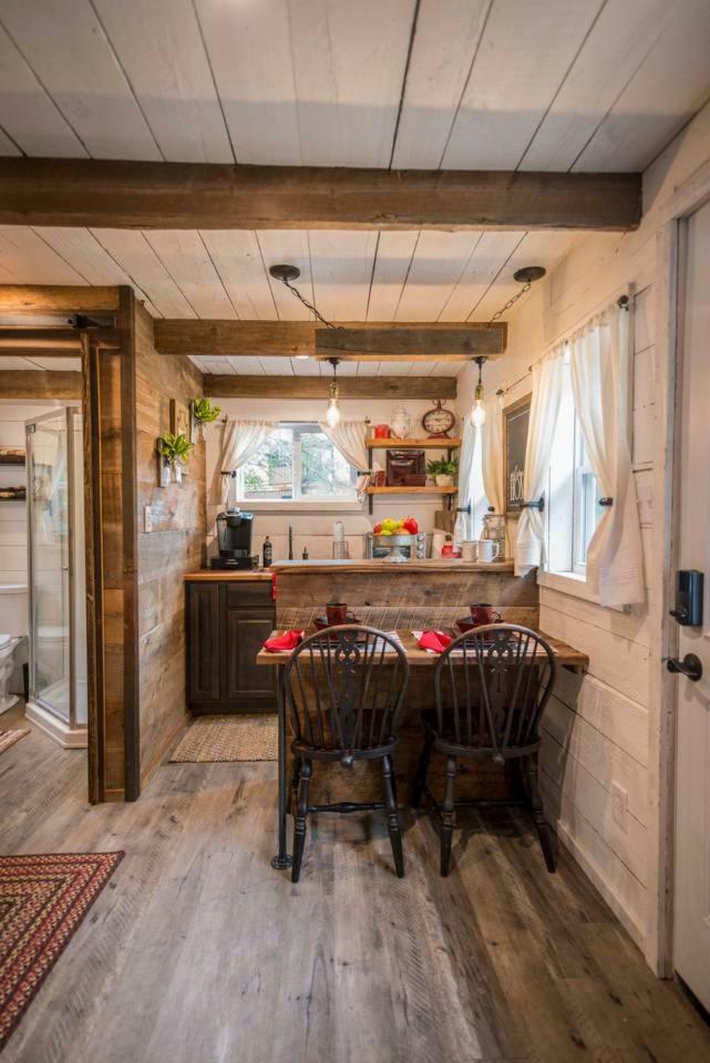 Cozy Cabin Little Red Hen 12 Min To Magnolia ウェーコ エクステリア 写真